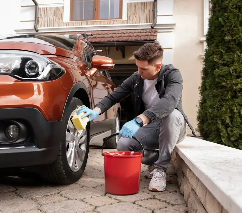 Lavage auto à domicile Trans-sur-Erdre : professionnel intervenant sur un véhicule